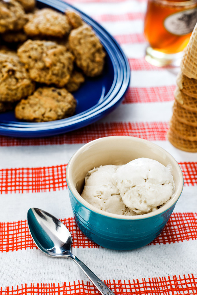 Coffee and Honey Ice Cream with Oatmeal Cookies
