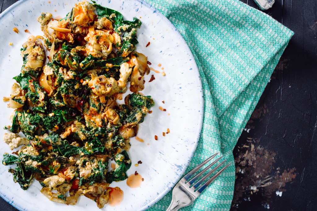 Kale-Caramelized-Onion-Egg-Scramble-007