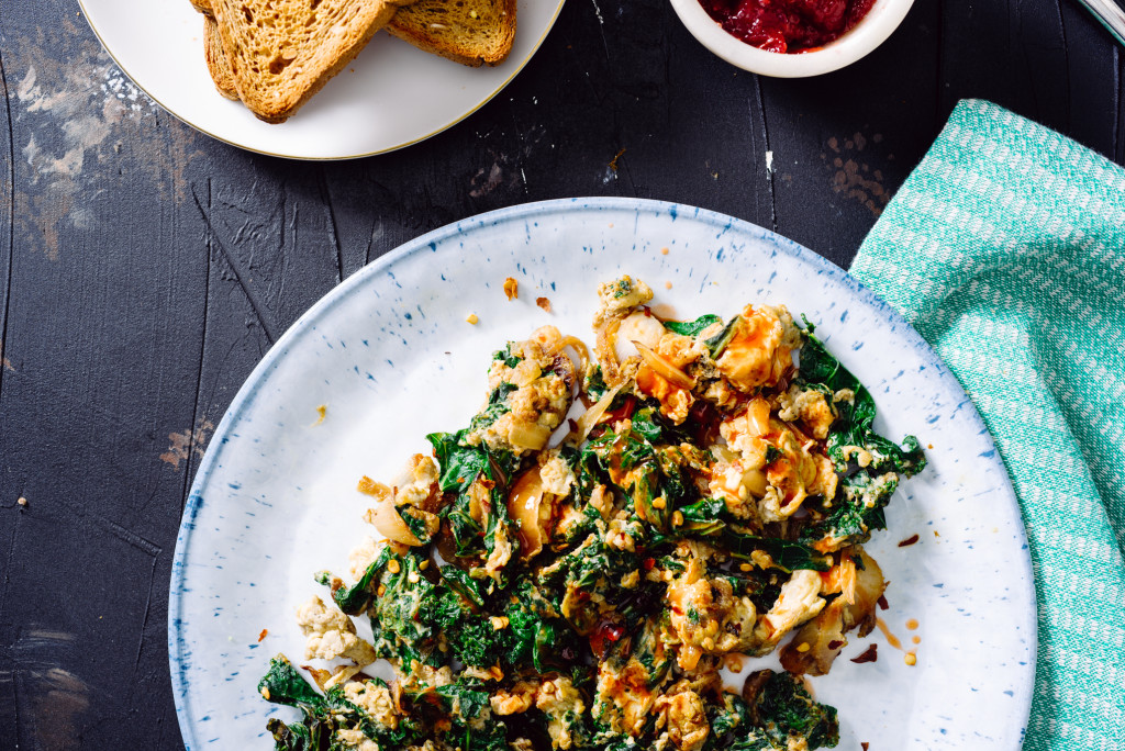 Kale-Caramelized-Onion-Egg-Scramble-008