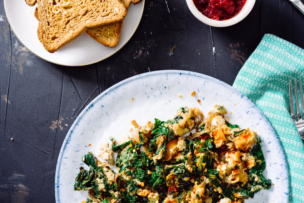 Kale-Caramelized-Onion-Egg-Scramble-013